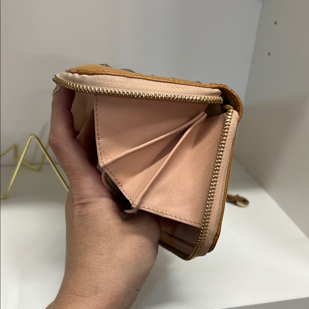 🔥🔥 Jimmy Choo Star-Studded Tan/pink interior Wallet - Picture 11 of 12